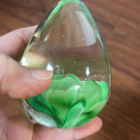 Hand Blown Glass Egg Shaped Paper Weight Green Flower - Picture 16 of 17